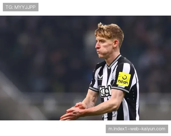 阿莫林指令边后卫大幅前压 导致戈登和特里皮尔获得推进空间 阿莫林指令边后卫大幅前压 导致戈登和特里皮尔获得推进空间